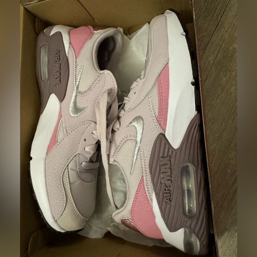 BNWOT Nike womens airmax pink and lavender size 7.5